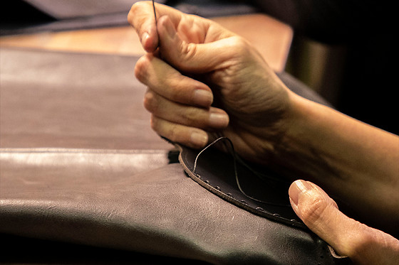 Atelier ceinture cuir à l'Atelier Cuir Kinamania à Anderlecht (Bruxelles)