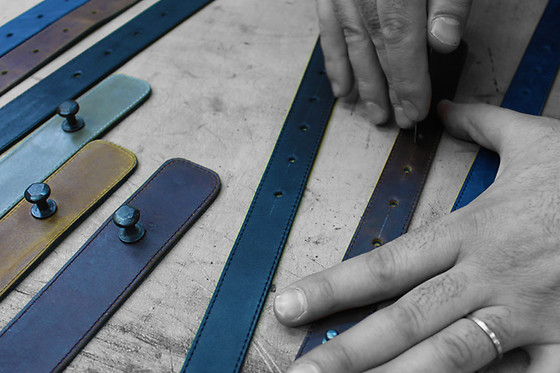 Atelier ceinture cuir à l'Atelier Cuir Kinamania à Anderlecht (Bruxelles)