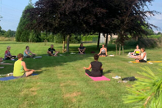 Yoga respiration et méditation musicale avec La Tête dans les Étoiles à Filot (Liège)