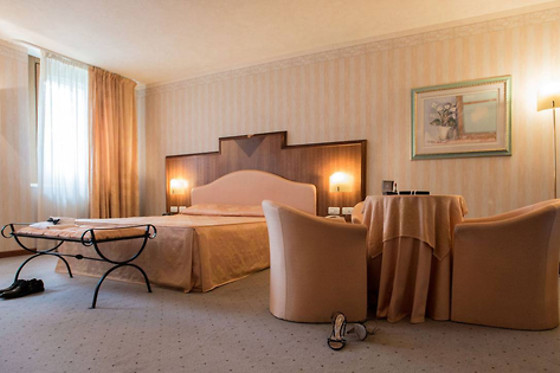 PHI Hotel Astoria - photo 9