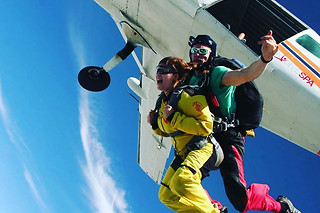 Saut en parachute en tandem et champagne avec Skydive Cerfontaine à Cerfontaine (Namur)