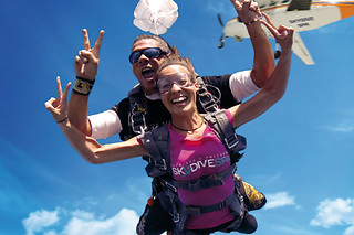Saut en parachute en tandem et champagne avec Skydive Cerfontaine à Cerfontaine (Namur)